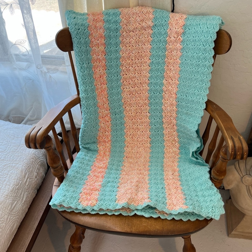Hand made crochet baby blanket - Picture 1 of 8